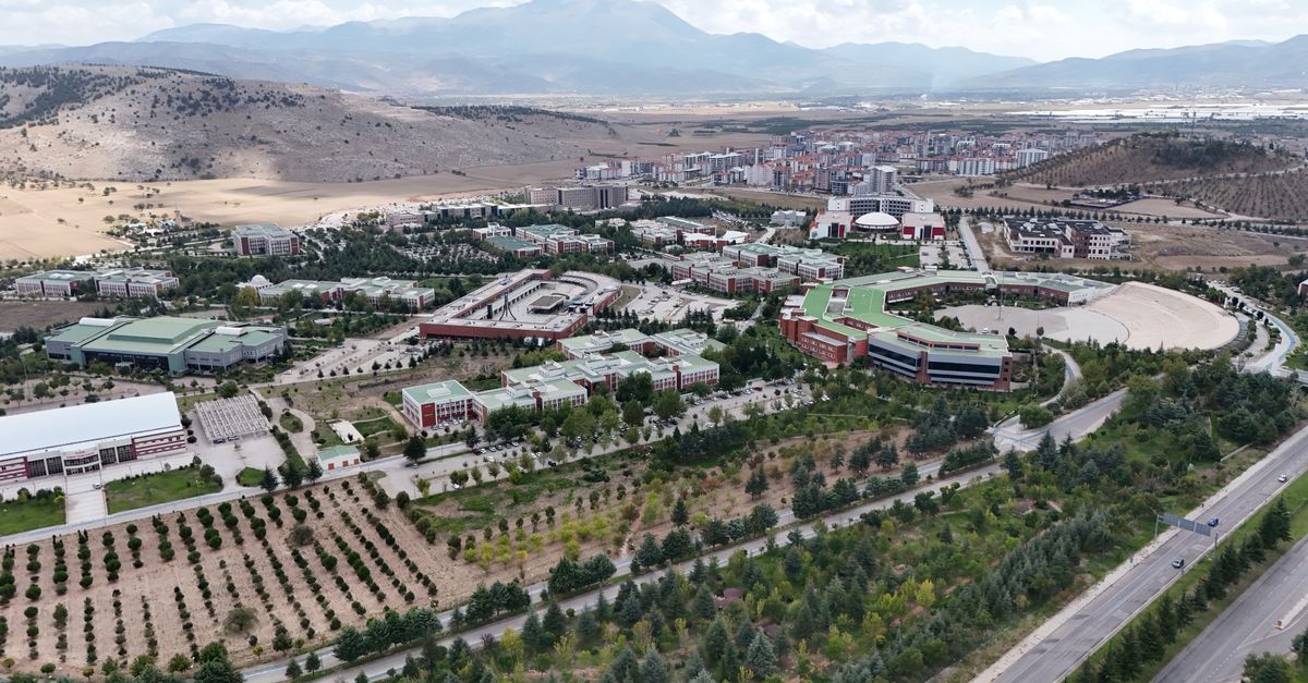 A scenic aerial view of lush greenery and architecture in Isparta, Türkiye.
